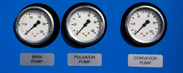 三在蓝色金属仪表板上的工业泵气压计 — 图库照片