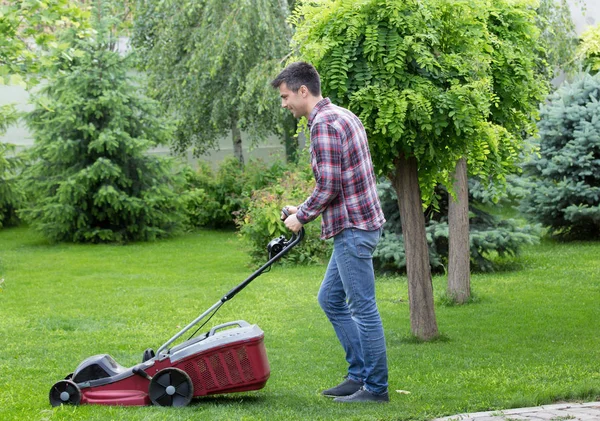 Guapo Joven Recortando Hierba Con Cortacésped Eléctrico Patio Trasero Primavera —  Fotos de Stock