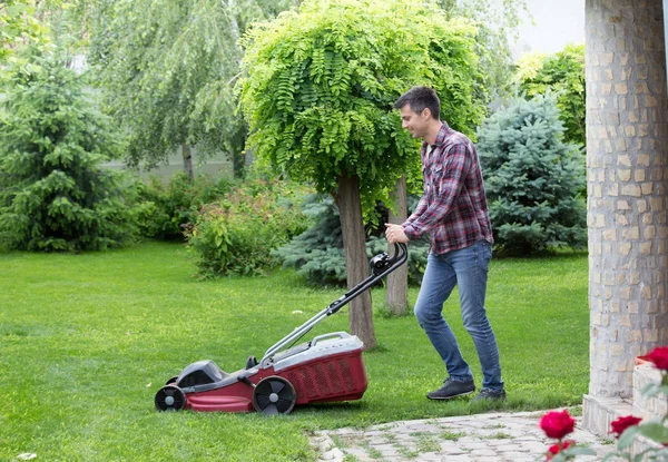 Stilig Ung Man Trimma Gräs Med Elektriska Gräsklippare Bakgård Våren — Stockfoto