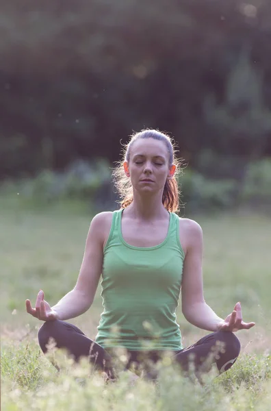 Tânără Femeie Atractivă Care Stă Iarbă Poziție Meditativă Parc Apus — Fotografie, imagine de stoc