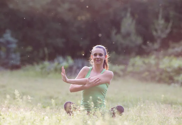 Mujer Joven Bonita Estirando Los Brazos Hierba Parque Meditando Haciendo —  Fotos de Stock