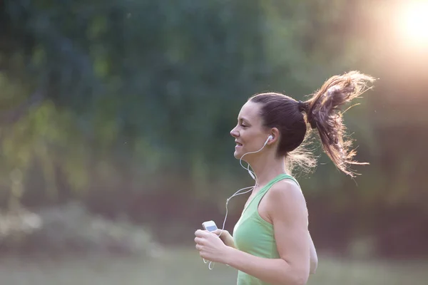 Retrato Mujer Joven Con Auriculares Corriendo Parque Concepto Estilo Vida — Foto de Stock