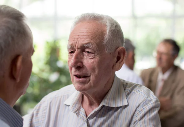 Senior Mężczyzn Spotkania Jakimś Czasie Rozmowy Hali — Zdjęcie stockowe