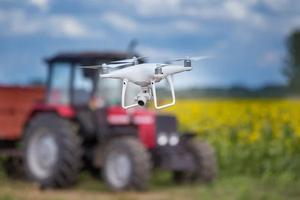 Drone Latający Przed Ciągnik Przyczepą Słonecznikowe Pole Początku Lata Innowacyjnych — Zdjęcie stockowe