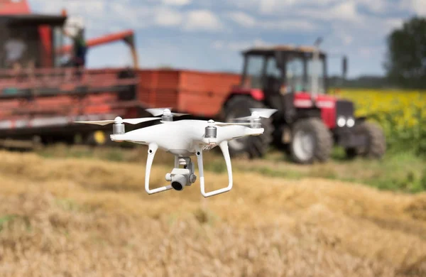 Drohne Fliegt Frühsommer Vor Traktor Und Mähdrescher Auf Feld Technologische — Stockfoto