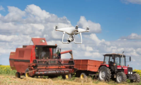 无人机在拖拉机前飞行 联合收割机在田间 农业技术创新 — 图库照片