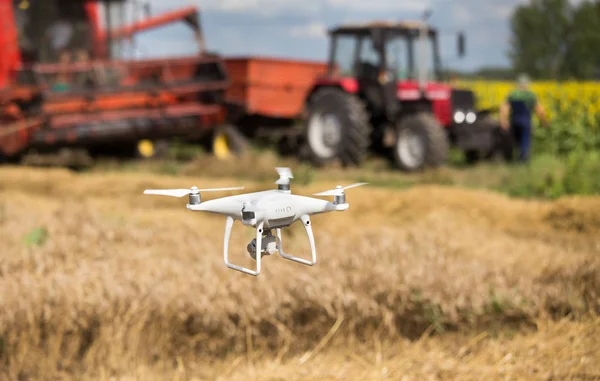 Drone Latający Przód Ciągnika Kombajn Zbożowy Polu Początku Lata Innowacyjnych — Zdjęcie stockowe