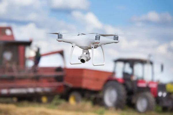 Drohne Fliegt Frühsommer Vor Traktor Und Mähdrescher Auf Sonnenblumenfeld Technologische — Stockfoto