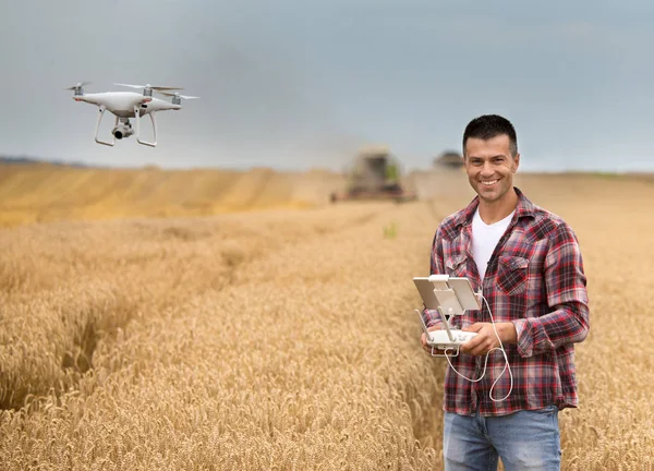 Knappe Boer Met Afstandsbediening Handen Rijden Drone Bovenstaande Combineren Harvester — Stockfoto