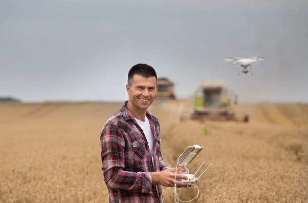 Knappe Boer Met Afstandsbediening Handen Rijden Drone Bovenstaande Combineren Harvester — Stockfoto