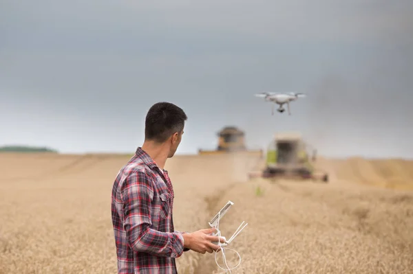 Visão Traseira Belo Agricultor Com Controle Remoto Mãos Dirigindo Drone — Fotografia de Stock