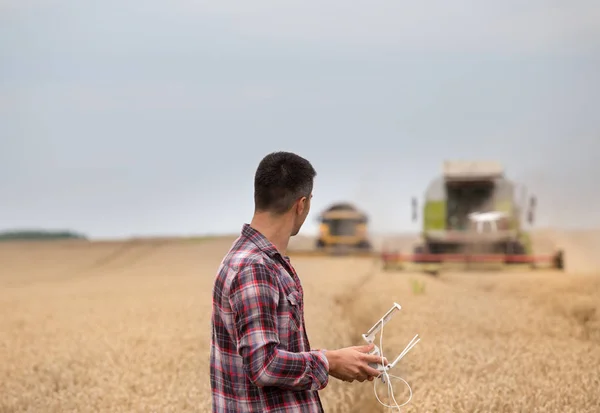 Visão Traseira Belo Agricultor Com Controle Remoto Mãos Dirigindo Drone — Fotografia de Stock