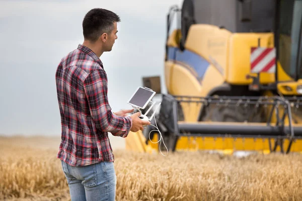 Knappe Boer Met Afstandsbediening Handen Rijden Drone Bovenstaande Combineren Harvester — Stockfoto