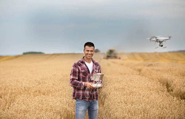 Przystojny Rolnik Pilotem Rękach Jazdy Drone Powyżej Kombajn Zbożowy Podczas — Zdjęcie stockowe