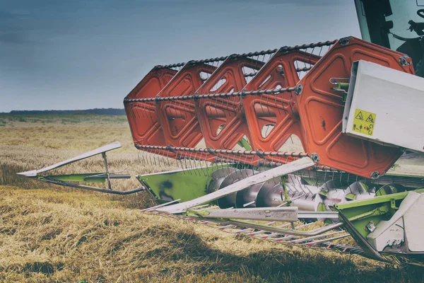 Nahaufnahme Eines Mähdreschers Der Sommer Weizenfeld Arbeitet — Stockfoto