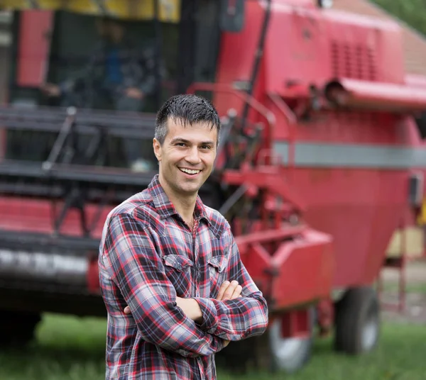 Bauer Karierten Hemd Mit Verschränkten Armen Vor Mähdrescher Auf Bauernhof — Stockfoto