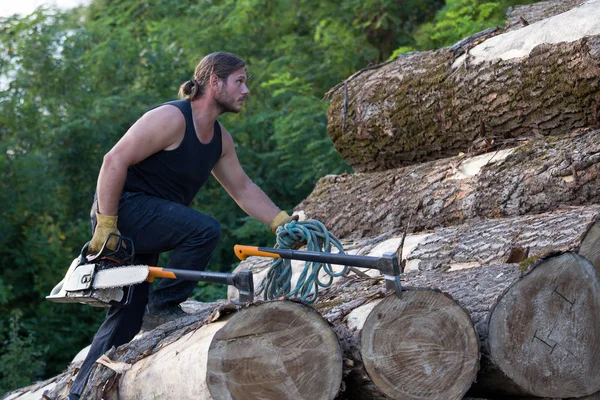 Giovane Boscaiolo Forte Con Motosega Ascia Arrampicata Tronchi Legno Pila — Foto Stock