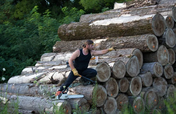 Joven Leñador Fuerte Con Motosierra Escalada Hacha Madera Troncos Pila — Foto de Stock