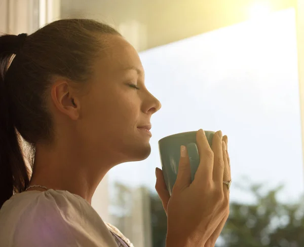 Wanita Muda Cantik Menikmati Pagi Pertama Kopi Bawah Sinar Matahari — Stok Foto