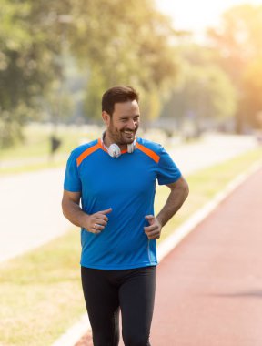 Kırmızı rayına koşan memnun yakışıklı adam. Kentsel sabah koşu