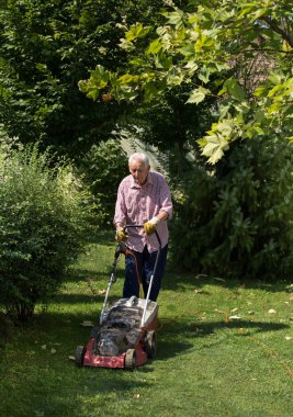 Komuta sizde yaz aylarında parkta çim biçme