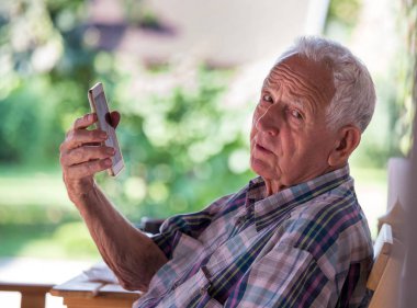 Parkta oturan ve cep telefonuyla konuşurken karışık komuta sizde