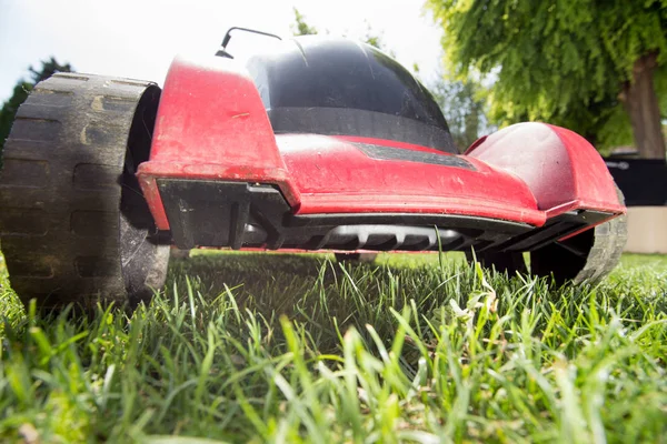 Dekat Dengan Mesin Pemotong Rumput Hijau Halaman Belakang Berkebun Dan — Stok Foto