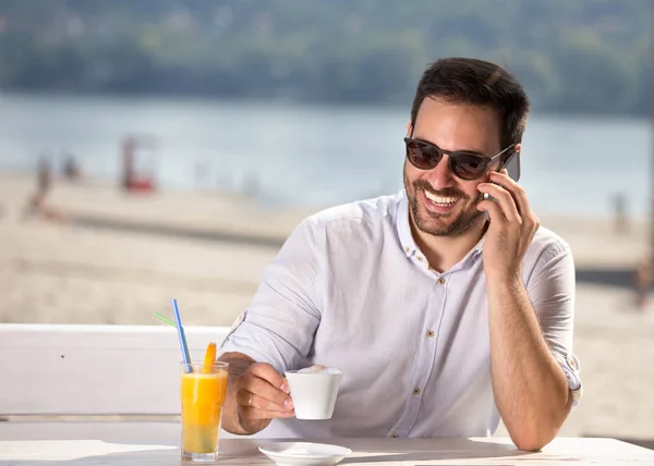 Schöner Mann Der Einem Café Strand Sitzt Kaffee Trinkt Und — Stockfoto