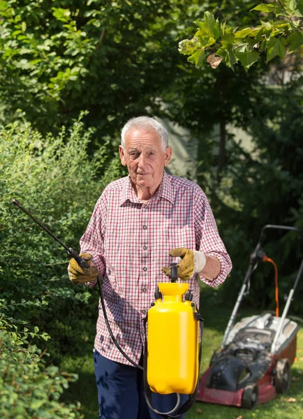 Senior Man Spuiten Hedge Tuin Maaier Achtergrond Het Verzorgen Van — Stockfoto