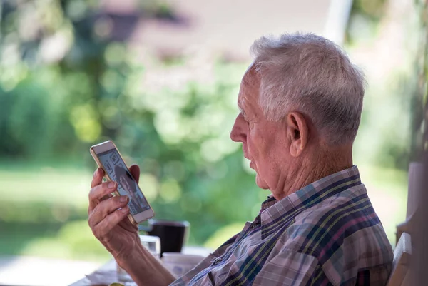 Confused Senior Man Sitting Park Talking Cell Phone — Stock Photo, Image
