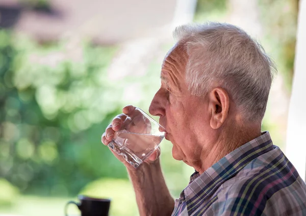 Porträtt Äldre Man Dricksvatten Från Glass Trädgården — Stockfoto