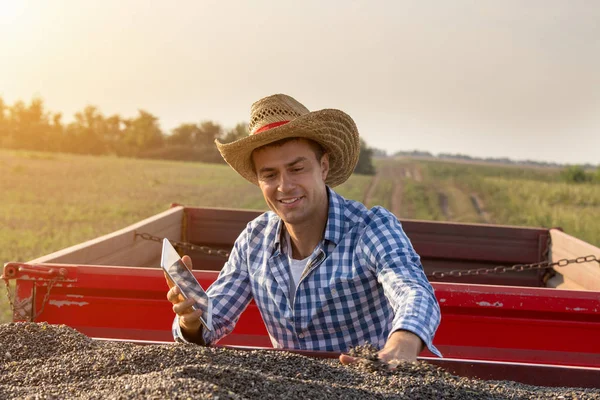 Zufriedener Schöner Bauer Mit Strohhut Tablette Der Hand Und Sonnenblumenkerne — Stockfoto