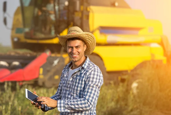 Όμορφος Αγρότης Ψάθινο Καπέλο Κρατώντας Tablet Και Στέκεται Μπροστά Από — Φωτογραφία Αρχείου