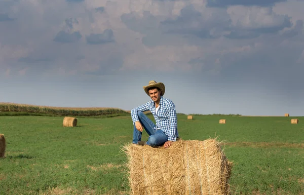 Bell Agricoltore Con Cappello Paglia Seduto Una Rotoballa Campo — Foto Stock
