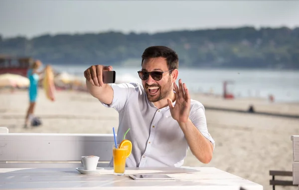 Schöner Mann Mit Sonnenbrille Der Strand Mit Dem Handy Internet — Stockfoto