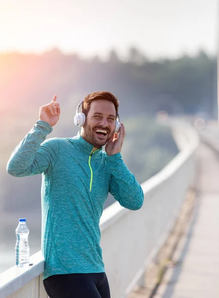 Homme Heureux Écoutant Musique Sur Casque Après Avoir Fait Jogging — Photo