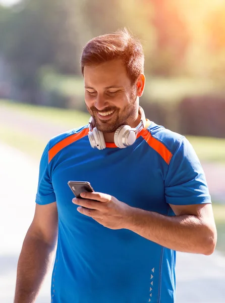 Souriant Bel Homme Regardant Téléphone Mobile Après Les Loisirs Dans — Photo