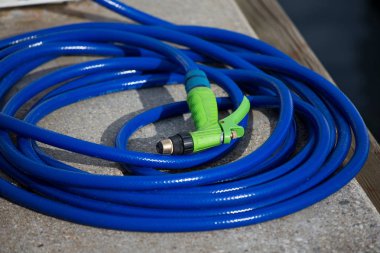 Mavi hortum beton rıhtım tekne için yatan yakın çekim