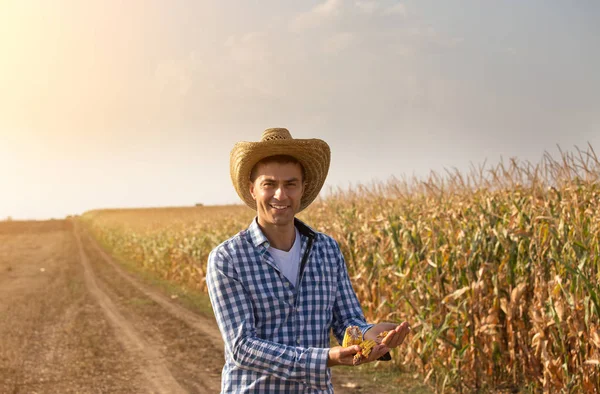 Agricoltore Sorridente Con Cappello Paglia Che Tiene Semi Mais Campo — Foto Stock