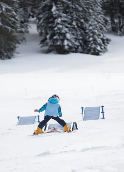 Netter Kleiner Junge Mit Helm Und Schulweste Der Grundkenntnisse Skifahren — Stockfoto