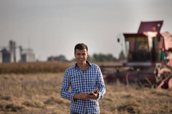 Schöner Bauer Steht Mit Tablet Auf Einem Sojabohnenfeld Während Hintergrund — Stockfoto