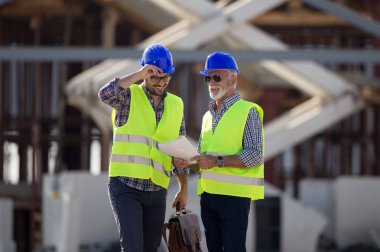 Arka planda metal konstrüksiyon ile site binasında söz mühendisleri Twp memnun