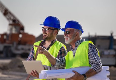 İnşaat teknik arka planda ile site oluşturma konuşurken mühendisleri Twp memnun