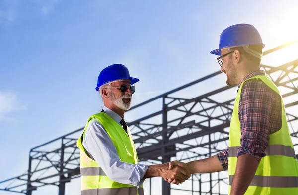 Two Engineers Shaking Hand Building Site Metal Construction Background — Stock Photo, Image