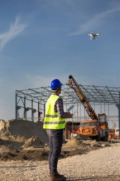 Visão Traseira Engenheiro Que Controla Drone Acima Local Construção Com — Fotografia de Stock