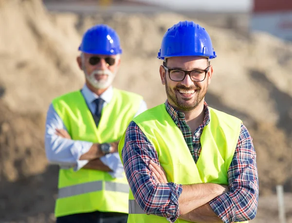 Retrato Engenheiro Satisfeito Confiante Com Capacete Colete Canteiro Obras — Fotografia de Stock