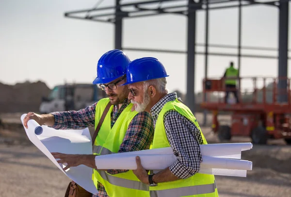 Twee Tevreden Ingenieurs Praten Bouwplaats Met Metalen Constructie Achtergrond — Stockfoto