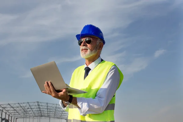 Senior Ingenieur Met Laptop Staan Voor Metalen Constructie Bouwplaats — Stockfoto