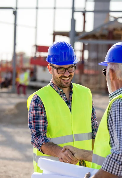 Two Engineers Shaking Hand Building Site Metal Construction Background — Stock Photo, Image