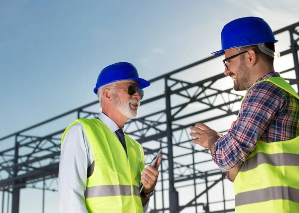 Senior Engineer Construction Worker Talking Front Metal Structure Building Site — Stock Photo, Image